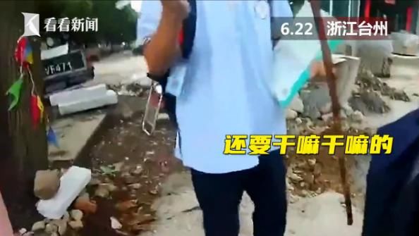  电动车|女子骑电动车没戴头盔，交警拦下后发生争执，路过学生劝架获点赞