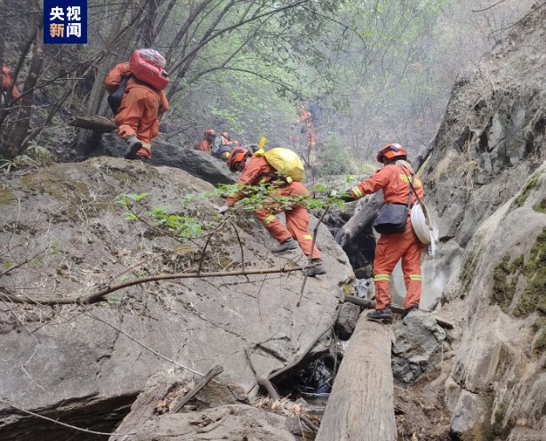 四川稻城森林火灾两方向火线已无明火