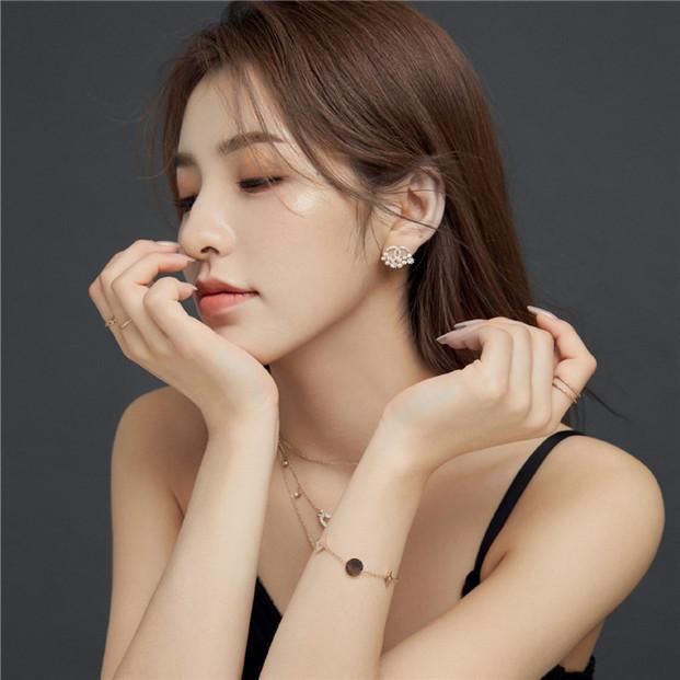  洗白|她凭“照骗”吸粉1465万，今成“平台一姐”。网友：官方洗白