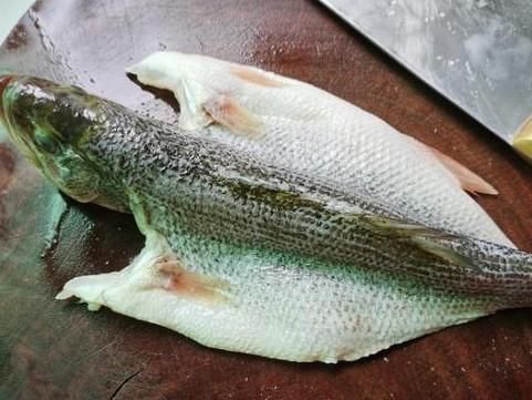 超赞|鲈鱼不要再清蒸了，用这方法做干锅鲈鱼吃，味道超赞！好吃又下饭