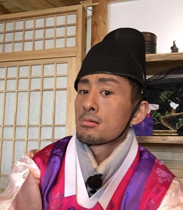  走红|51岁阿宝变黑了，留了羊角胡差点认不出，上《星光大道》走红12年