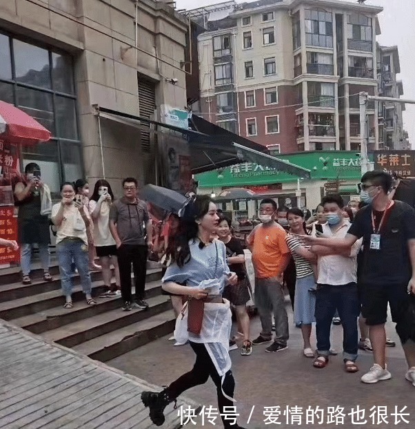 表现|中餐厅赵丽颖吃烧烤,有谁注意她手中拿的啥这才是自律的表现