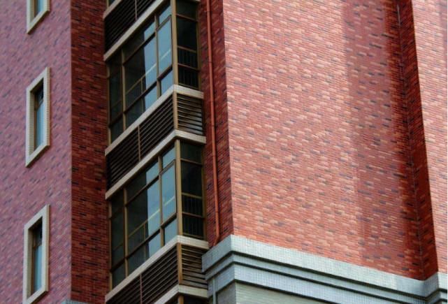  鹅绒|男子占女子车位停车被堵，女子：想挪车先赔我1万元鹅绒被的钱