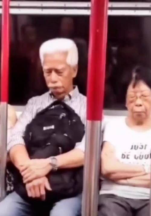 苍老|73岁“霍元甲”须发皆白显苍老,打扮朴素显寒碜,出行低调挤地铁