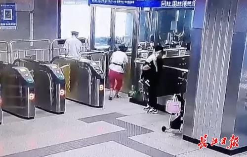  背包|地铁上找回背包，乘客“感谢礼”送了三次才送出去