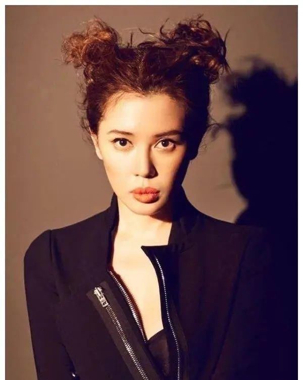  绮又|和余男相恋10年，娶张雨绮又离婚的他，如今55岁又恋上27岁网红？