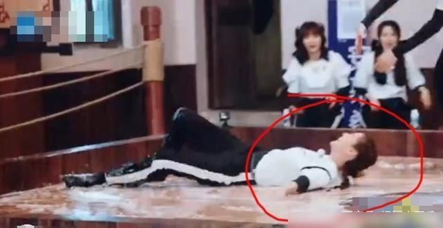  老人|两个《奔跑吧》年轻人“残忍欺负”一个老人