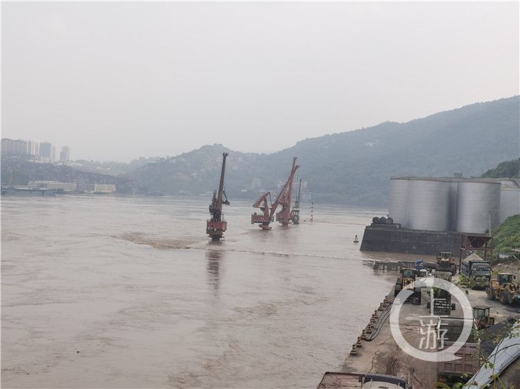  船员|两趸船失控相撞顺江漂流 已被成功拦截8名船员平安