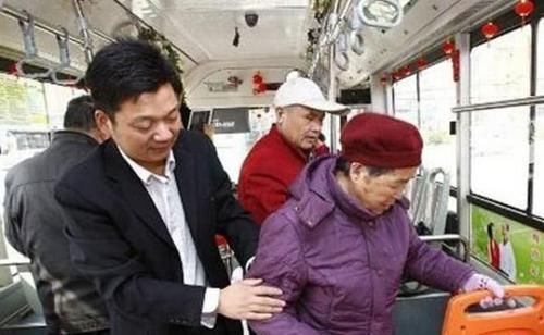 位大妈|大妈逼孕妇让座被拒，张嘴就咒＂孩子早晚得掉＂，孕妈做法太解气了