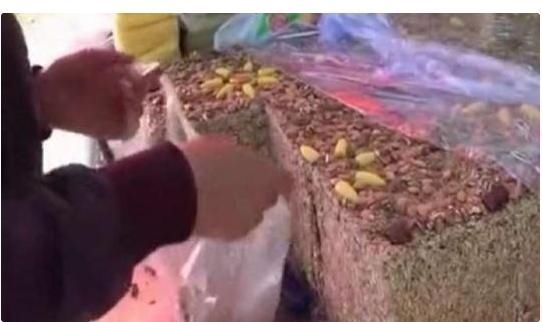 大叔|同事买20元切糕,本以为大叔切不了,看到之后,这技术给满分