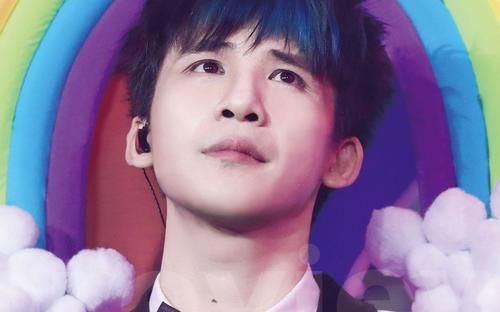  本能|何炅误触机关陷僵局，大张伟本能反应暴露人品，跪下认真的吗？