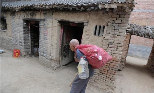 身份|拾荒老人1.8万积蓄被偷,无奈之下报警求助,却意外暴露出真实身份