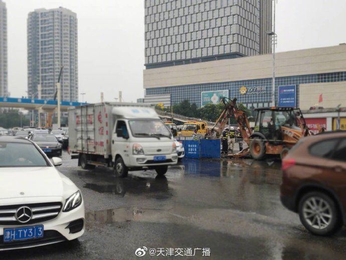 爆裂|天津 津滨大道上发生自来水大量跑冒 爆裂水管直径为400毫米