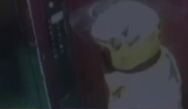 开门|半夜外卖送上门，女子开门后吓得大叫，女子：枪掏出来就指着我