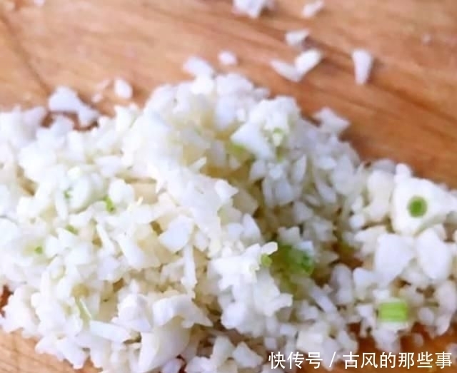 番茄|吃过之后,你会爱上番茄烩金针菇的蔬菜,比肉食更美味,也更容易制作