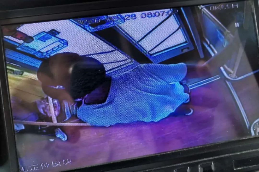  送医|捅伤妻子后送医，途中他又将妻子掐死并抛尸