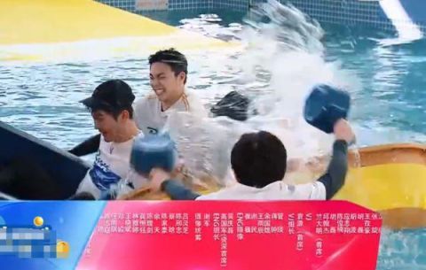  脱妆|蒋依依真实颜值什么样？当她节目下水脱妆时，状态太过真实