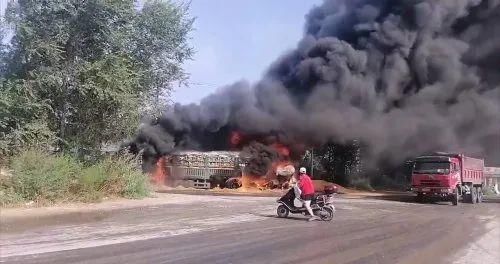  现场|两大货车相撞瞬间起火，不到100米就是加油站！司机跳车帮另一车卸车头