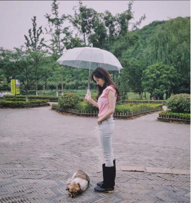 造型|孟佳造型朋克,穿日常款短袖配牛仔裤,也要配条“大金链子”