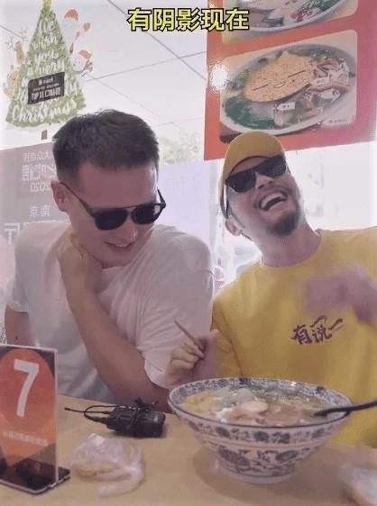 万圣|万圣伟近况:化身美食博主,仍不忘调侃杜锋