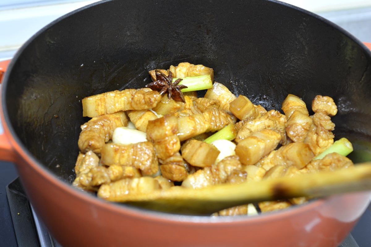  吃光|五花肉里放这个，不油不腻特下饭，一大锅转眼吃光汤都不剩！