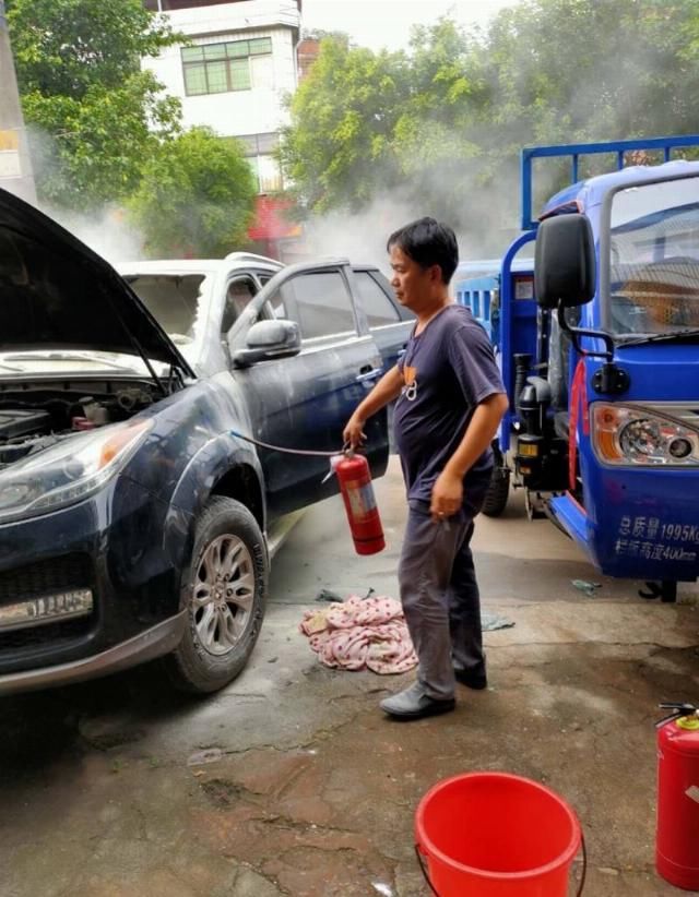  小车|一辆停靠在路边的小车突然起火，单师傅在救火