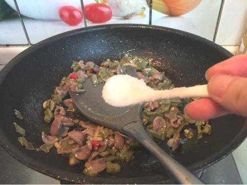 酸爽|外婆腌的酸豆角,方便又卫生,和它一起炒,酸爽倍脆真下饭
