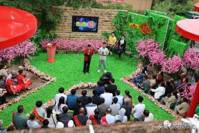 华尔兹|《喜上加喜》父亲在女儿相亲现场抱着扫帚跳华尔兹?