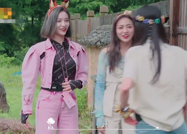  名字|郑爽叫错许佳琪名字，见到谢可寅许佳琪处理方式，情商高低很明显