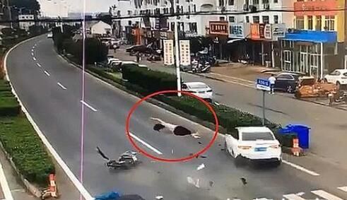  零件|小轿车遭遇严重车祸 零件碎片散落满地一片狼藉悲剧真相太可怕了