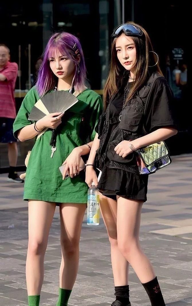 黑色|街拍:美女黑色的短袖配上短裙出行,清新又亮丽,笑容甜美可爱