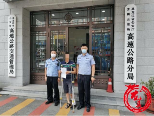  通行费|为了省点儿高速通行费 男子开无牌车撞杆闯卡