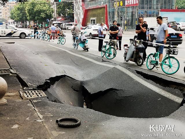  深度|深度近两米！石家庄雨后一路面出现塌陷