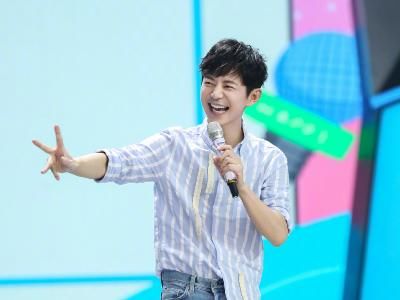 何炅|《向往》发布新海报,谁注意何炅对欧阳娜娜做出的动作?看出两人关系