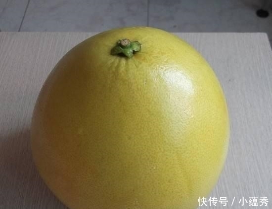 就说明|柚子要挑轻的还是重的? 水果店员工透露: 很多人挑错, 难怪不好吃