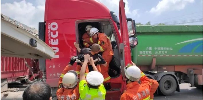  发生|太安村路段发生交通事故，交警开辟绿色通道及时救助伤者