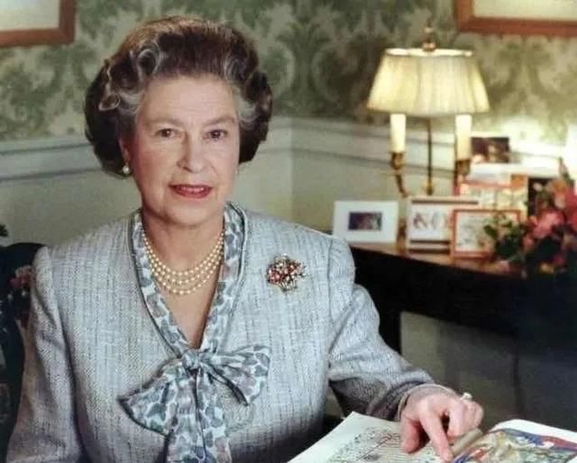 马丁|杨幂为了时尚,大热天穿马丁靴不算啥,看到鞋带:让人想不通