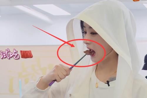  嘴里|林大厨试菜用的夹子，赵丽颖洗都不洗直接塞嘴里，不懂得避嫌吗？