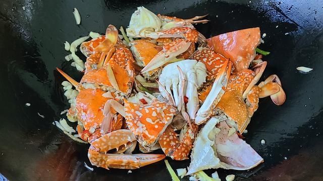 好吃|蒜蓉螃蟹的家常做法,很好吃的一道美食,简单美味,想吃就做