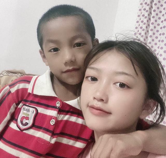  小友|“漂亮妹妹”梁小友：从“土”丫头变大“网红”，还认明星当哥哥