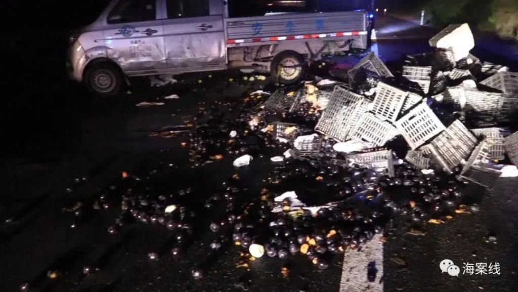 货车|兰海高速一货车失控侧翻,车上1200斤水果遭殃了...