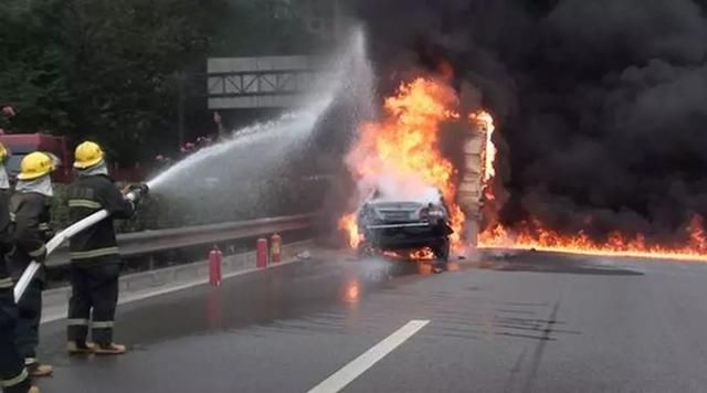  消防|一辆拉着6个煤气罐的车着火了！消防迅速扑灭