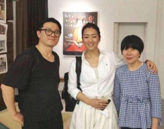 赘肉|巩俐54岁状态很真实,肤色黝黑又赘肉横生,一股子老阿姨味!