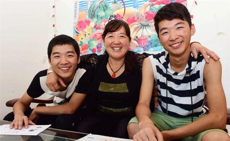 吃香喝辣|亲兄弟的“两面”人生：哥哥走向歧途，弟弟在娱乐圈吃香喝辣