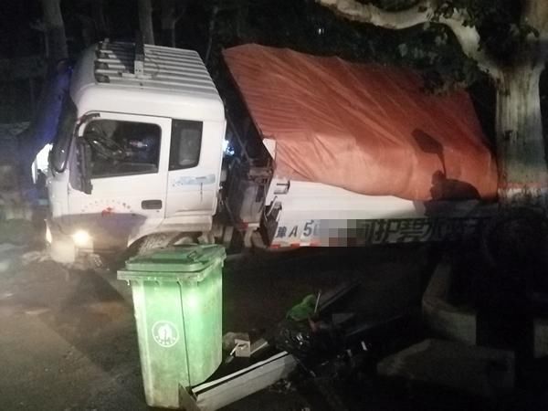  深夜|大货车深夜突陷深坑 多亏这棵树货车司机逃过一劫