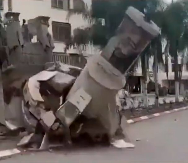 以色列国防军用推土机摧毁阿拉法特纪念碑，纪念碑轰然倾倒碎块散落一地