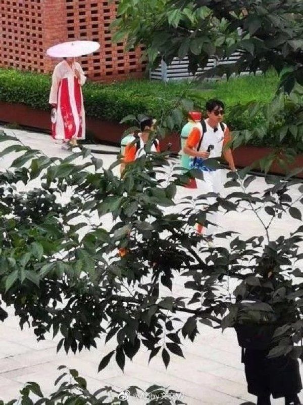  元气|元气满满的哥哥今天在青岛即墨古城录制！杨洋陈学冬超帅