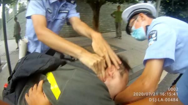  张口|“盘”他！路遇交警检查，这两轮司机竟张口就咬……