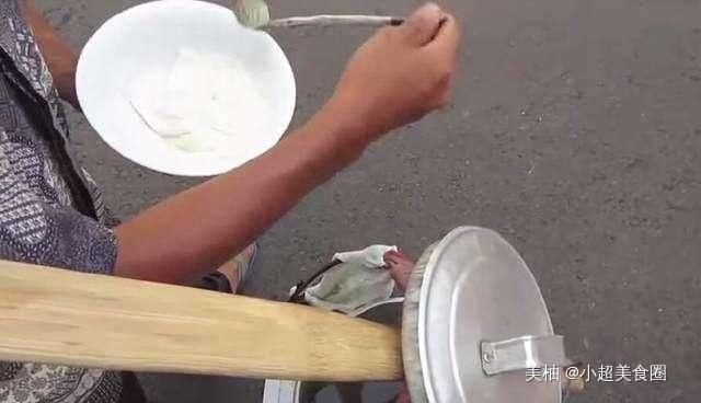 小编|大叔挑担卖美食,一份10元,一天只卖100份,识货的直接抬走