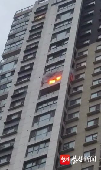 海峡|南京河西海峡城一户失火,疑为室内电瓶充电引发